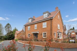 **UNDER OFFER** 6 St Francis Close, Tring