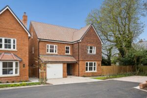 **UNDER OFFER** 4 Harvieston Close, Tring
